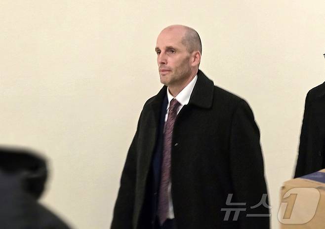 해롤드 로저스 한국 쿠팡 임시대표가 23일(현지시간) 워싱턴DC 의사당에서 열린 한국의 쿠팡 차별 대우에 대한 미 하원 조사에서 증언한 후 귀가하고 있다. 2026.02.23 ⓒ 뉴스1 류정민 특파원