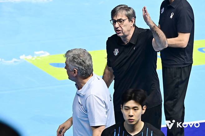 종료 후 판정에 아쉬움을 표하는 현대캐피탈 필립 블랑 감독(KOVO제공)