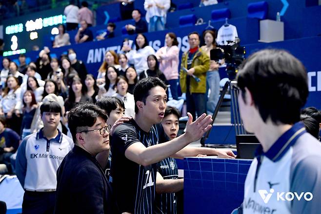 경기 종료 후 판정에 아쉬움을 표하는 현대캐피탈(KOVO제공)