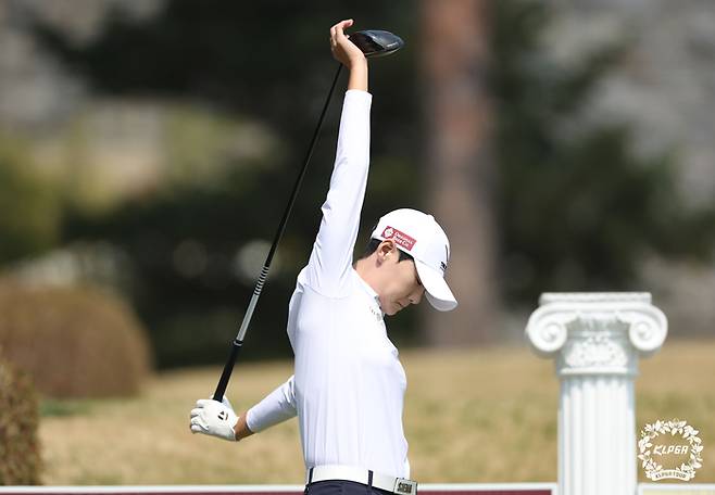 박성현이 KLPGA투어 더시에나오픈 출전을 앞두고 스트레칭으로 몸을 풀고 있다. 사진 | KLPGA