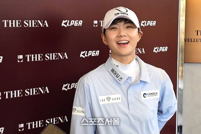 박성현이 4일 경기도 여주 더시에나 벨루토CC에서 열린 KLPGA투어 국내 개막전 더시에나오픈 3라운드 4번홀에서 생애 첫 홀인원을 기록한 뒤 환하게 웃고 있다. 사진 | 여주=장강훈 기자 zzang@sportsseoul.com