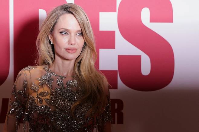 TOPSHOT - US actress Angelina Jolie poses ahead of a screening of the film “Coutures” at the Pathe Palace cinema, in Paris on February 9, 2026. (Photo by Thomas SAMSON / AFP) <저작권자(c) 연합뉴스, 무단 전재-재배포, AI 학습 및 활용 금지>