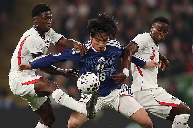 TOPSHOT - Japan's forward Ayase Ueda (C) vies with England's midfielder Kobbie Mainoo (L) and England's defender Marc Guehi (R) during the friendly international football match between England and Japan at Wembley Stadium in London on March 31, 2026. (Photo by Adrian Dennis / AFP) / NOT FOR MARKETING OR ADVERTISING USE / RESTRICTED TO EDITORIAL USE
<저작권자(c) 연합뉴스, 무단 전재-재배포, AI 학습 및 활용 금지>