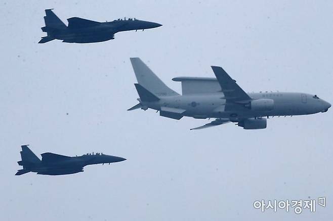 대구 공군기지(제11전투비행단)에서 열린 '제71주년 국군의 날 행사'에서 E737 피스아이 P-3C가 편대비행을 하고 있다./대구=사진공동취재단