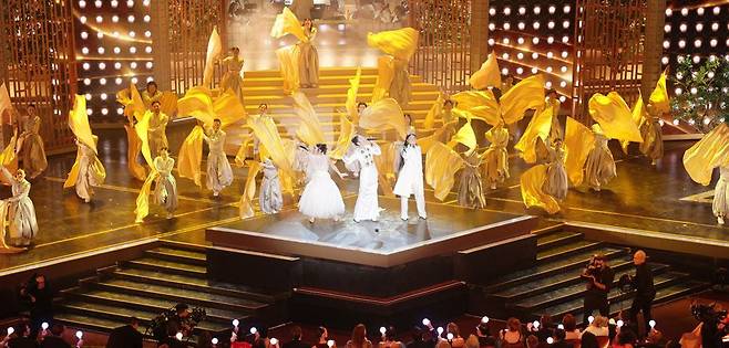 ‘케이팝 데몬 헌터스’ 속 걸그룹 ‘헌트릭스’의 노래를 부른 레이 아미(가운데 흰옷 입은 출연자 맨 왼쪽부터)·이재·오드리 누나가 3월 15일(현지 시각) 미국 로스앤젤레스 돌비극장에서 열린 제98회 아카데미 시상식에서 케데헌 OST ‘골든’을 부르고 있다. /EPA 연합뉴스