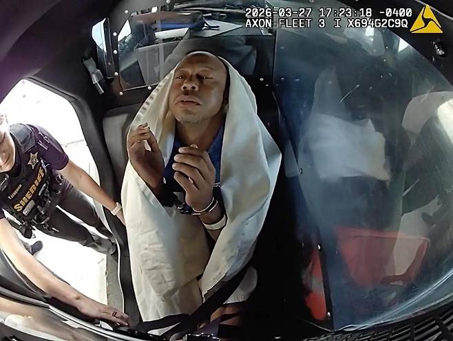 우즈가 경찰차 안에서 수갑을 찬 채 딸꾹질하며 졸고 있는 모습. 마틴카운티 보안관 사무소는 우즈 체포 당시 ‘보디캠’ 화면을 3일 공개했다. 사진 출처 마틴카운티 보안관 사무소