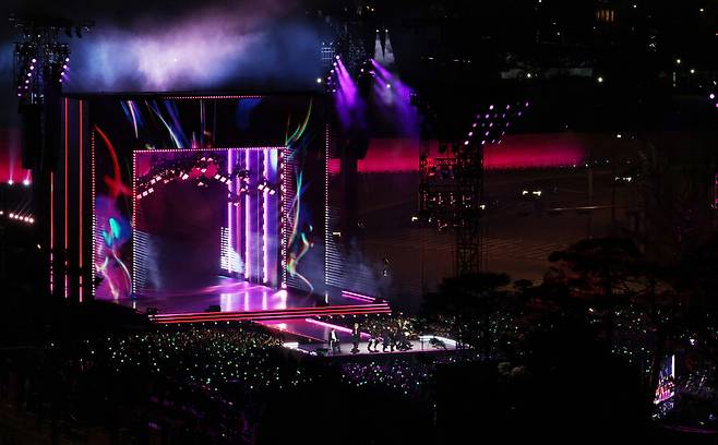 3월21일 서울 광화문 광장에서 그룹 방탄소년단(BTS)의 정규 5집 ‘아리랑’(ARIRANG) 발매를 기념해 무료 공연 \'BTS 컴백 라이브: 아리랑\'이 열리고 있다. 연합뉴스