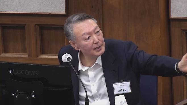 재판정에 있는 윤석열 전 대통령