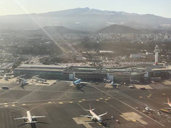 제주국제공항 활주로에서 대기 중인 항공기들. 최충일 기자