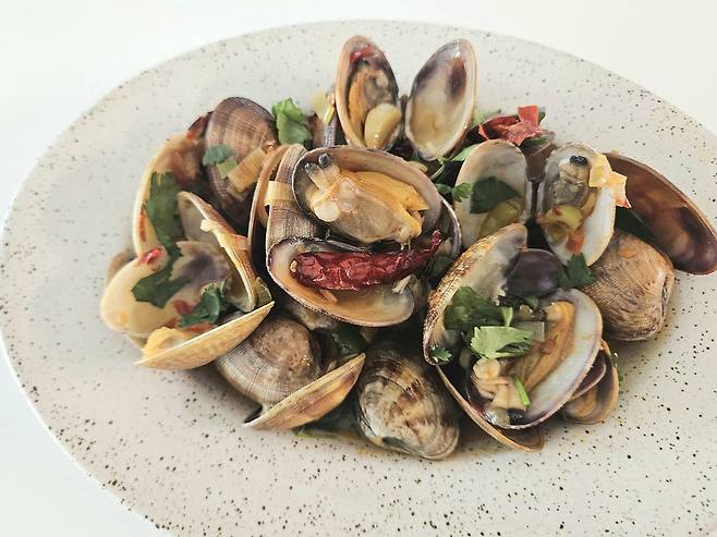 통통하게 살이 오른 제철 바지락은 국물 요리뿐 아니라 볶음으로 즐겨도 좋다. 사진 신혜원