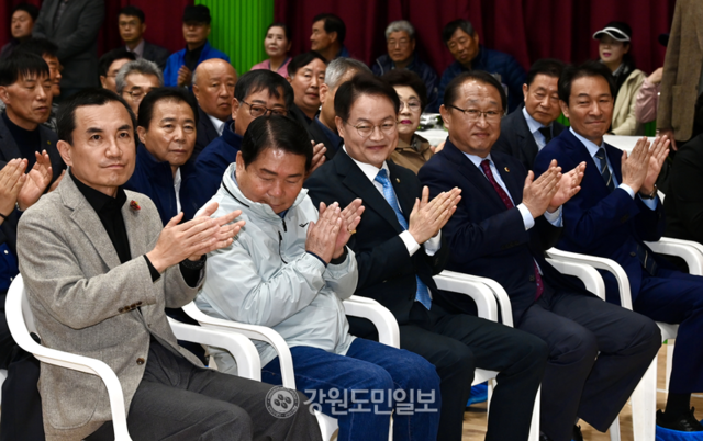 ▲ 김진태 강원도지사와 우상호 더불어민주당 강원도지사 예비후보, 신경호 도교육감, 민주당 허영 국회의원, 박관희 강원도의원 등이 4일 춘천 동내초에서 열린 ‘제19회 동내면 면민의 날 화합 큰잔치’에 참석해 개회사를 듣고 있다. 방도겸 기자