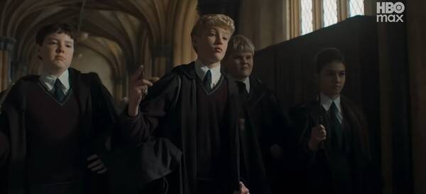 ▲ 지하철에서 해리와 대화하고 있는 해그리드. HBO 유튜브 갈무리