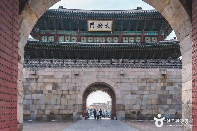수원화성의 정문인 장안문은 왕이 한양에서 수원으로 들어설 때 반드시 지났던 통로다. /사진=한국관광공사