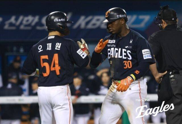 함께 홈 플레이트로 들어온 오재원과 페라자./한화 이글스