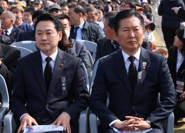 ▲더불어민주당 정청래 대표(오른쪽)와 국민의힘 장동혁 대표가 3일 제주 4·3 평화공원에서 열린 제78주년 제주 4·3 희생자 추념식에 참석하고 있다. ⓒ연합뉴스