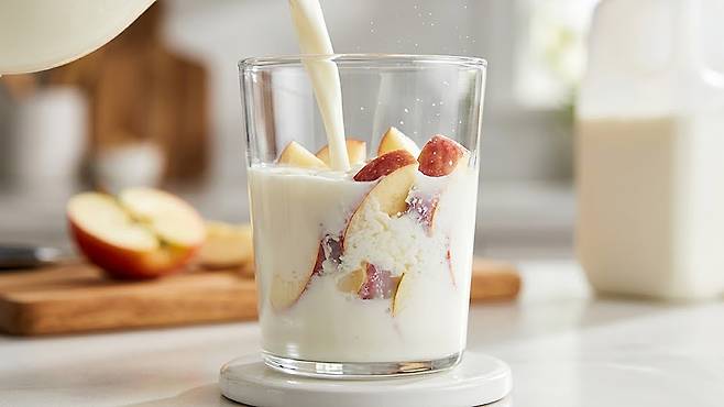 사과와 우유의 성분이 만나면 소화 지연을 유발하는 응고 현상이 발생할 수 있어 각별한 주의가 필요하다. 언스플래시