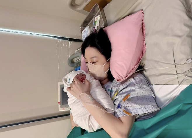 아나운서 출신 방송인 김소영이 둘째 아이를 출산해, 그는 자신의 사회관계망서비스(SNS) 에 “네 가족이 되었습니다!”라는 문구를 남기며 직접 소식을 전했다. 김소영 사회관계망서비스(SNS)