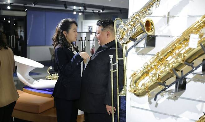 북한 노동당 기관지 노동신문은 3일 1면에서 “경애하는 김정은 동지께서 개업을 앞둔 화성지구 4단계 구역의 여러 봉사시설을 둘러보시면서 운영준비정형을 료해(파악) 하시였다”고 보도했다. 뉴스1