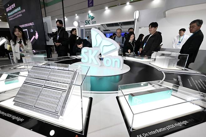 인터배터리 2026에 마련된 SK온 부스에서 관람객들이 다양한 배터리 기술을 살펴보고 있다. 조태형 기자