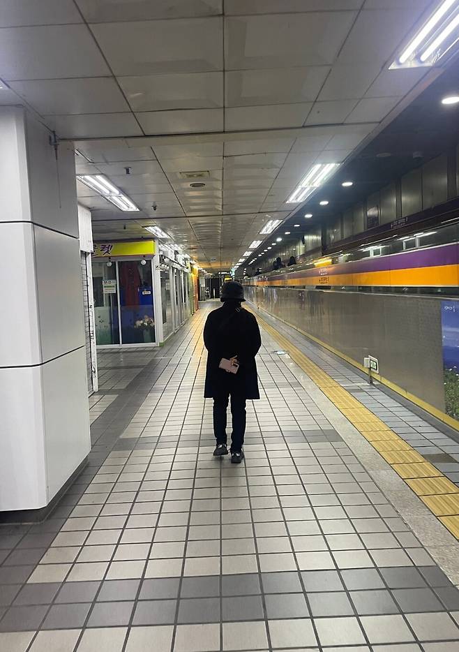 3일 오전 9시경 서울 종로구 종로3가역 역사 내에서 한 노인이 출구 쪽으로 향하고 있다. ⓒ시사저널 이강산