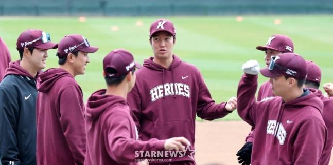 안우진(가운데)이 후배 투수들과 이야기를 나누고 있다. /사진=강영조 선임기자