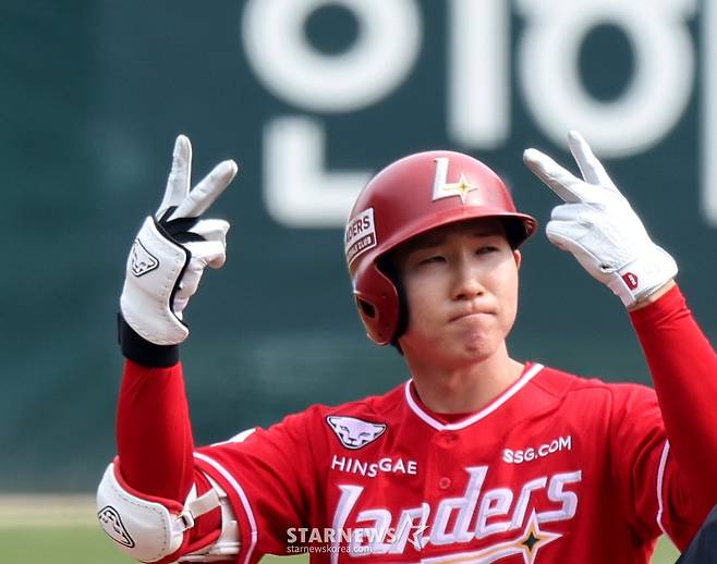 SSG 랜더스 박성한이 지난달 29일 인천 SSG랜더스필드에서 열린 2026 KBO 신한 SOL KBO리그 KIA 타이거즈전에서 2회말 2타점 2루타를 날리고 세리머니를 하고 있다. /사진=강영조 선임기자