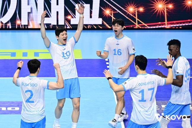 기뻐하는 대한항공 선수들. /사진=KOVO 제공