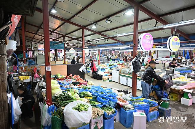 최근 안산시가 노점상 건물이 불법 건축물에 해당돼 원상복구 시정명령을 내린 한 상가건물 주차장부지 내 30년 전통 노점상들이 철거 위기에 놓여 논란이 일고 있다. 사진은 31일 안산시 단원구 원곡동 보성프라자 건물 내 시장 모습. 2026.3.31 /임열수기자 pplys@kyeongin.com