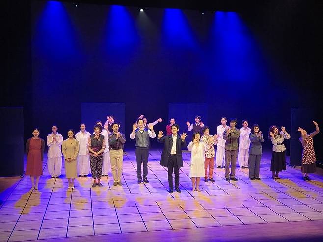 ▲ 수원시립예술단이 정조테마공연장에서 3~5일까지 무대에 올리는 연극 십번기 단체 사진.