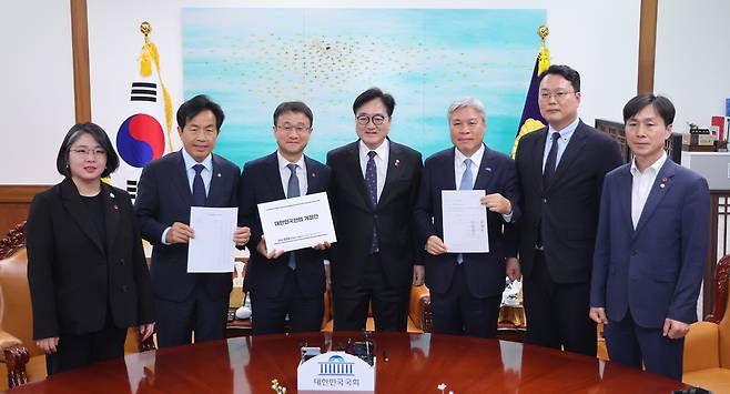 우원식 국회의장이 3일 발의를 앞둔 헌법개정안을 들고 제정당 원내대표들과 기념 촬영을 하고 있다./ 연합뉴스