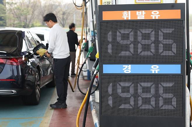 중동 전쟁 여파로 국내 주유소 휘발유와 경유 가격이 연일 상승세를 보이고 있는 5일 서울의 한 주유소에서 운전자들이 주유를 하고 있다. 유가정보시스템 오피넷에 따르면 이날 오전 9시 기준 전국 주유소 평균 휘발윳값은 ℓ당 1천946.42을 기록했다. 같은 시각 경유 가격은 1천937.19원./연합뉴스
