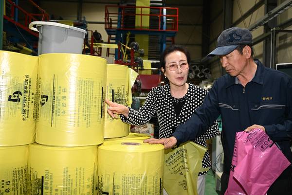 재활용품으로 종량제봉투를 제작히는 창원시 마산합포구 진북면 인곡리 인테크. 박인숙(왼쪽) 팀장과 이영상 대표가 종량제봉투를 설명하고 있다. /김구연 기자