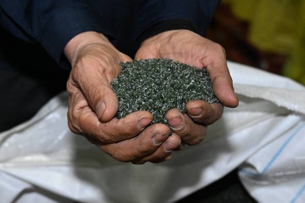 재활용품으로 종량제 봉투를 제작히는 창원시 마산합포구 진북면 인곡리 인테크. 이 대표가 폐비닐을 가공해 만든 종량제봉투 원료를 보여주고 있다. /김구연 기자