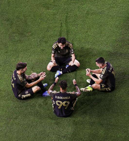 LAFC의 손흥민(가운데 위)이 5일 미국 LA에서 열린 올랜도시티와의 2026 MLS 경기에서 도움을 기록한 뒤 동료들과 둘러앉아 세리머니를 하고 있다. LAFC SNS 제공