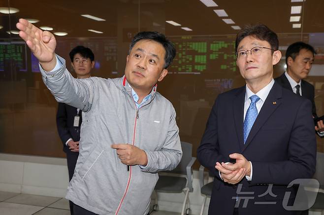 31일 박윤영 KT 대표가 취임 직후 주요 네트워크 인프라 현황 관련 설명을 듣고 있다. 2026.03.31(KT 제공) ⓒ 뉴스1 김민수 기자