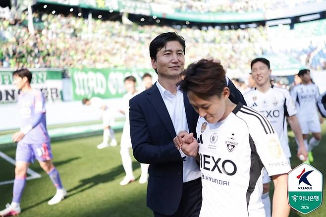 전북 현대 정정용 감독과 이승우. 제공 | 한국프로축구연맹