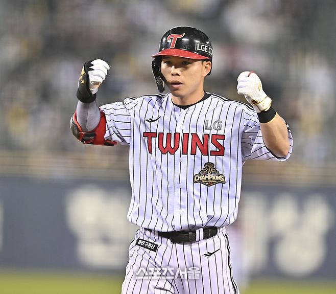 LG 문성주가 2일 서울 잠실구장에서 열린 2026 KBO리그 KIA전 6회말 2사 중전안타를 친 후 세리머니를 하고 있다. 잠실 | 최승섭기자 thunder@sportsseoul.com