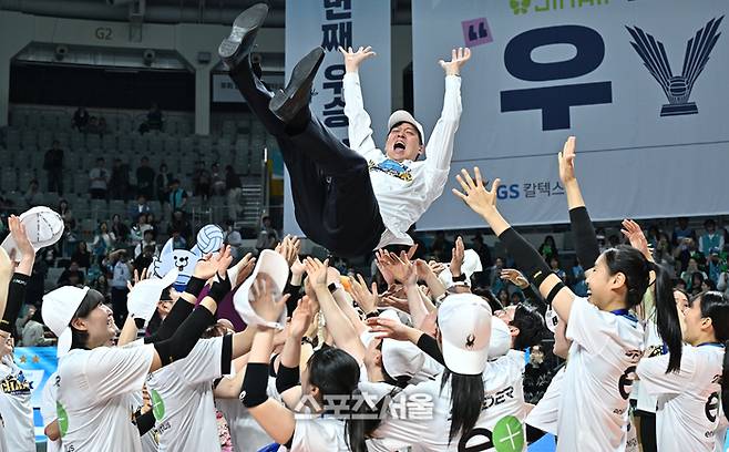 GS칼텍스 선수단이 5일 서울 장충체육관에서 열린 2025~2026 V-리그 여자부 챔피언결정전 3차전 후 열린 시상식 후 이영택 감독을 헹가래하고 있다. 2026. 4. 5. 장충 | 최승섭기자 thunder@sportsseoul.com