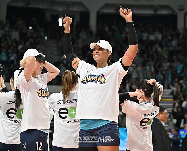 GS칼텍스 실바가 5일 서울 장충체육관에서 열린 2025~2026 V-리그 여자부 챔피언결정전 3차전 한국도로공사와 경기 승리 후 환호하고 있다. 2026. 4. 5. 장충 | 최승섭기자 thunder@sportsseoul.com
