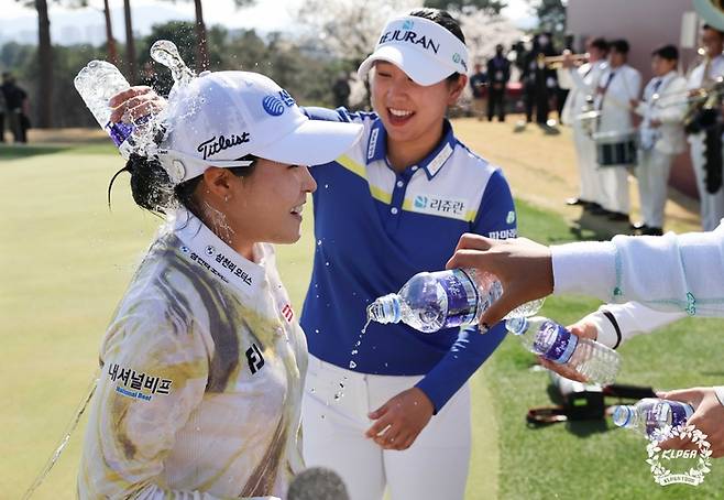 고지원이 더 시에나 오픈 우승 후 동료들로부터 축하 물세레를 받고 있다. 사진 | KLPGA