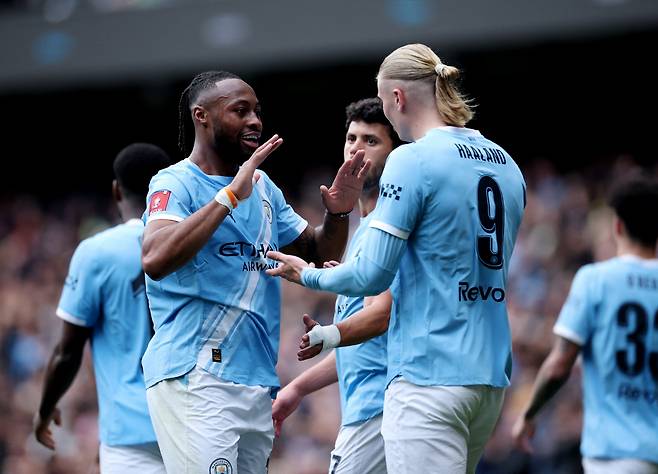 Soccer Football - FA Cup - Quarter Final - Manchester City v Liverpool - Etihad Stadium, Manchester, Britain - April 4, 2026 Manchester City's Antoine Semenyo celebrates scoring their third goal with Erling Haaland REUTERS/Phil Noble
<저작권자(c) 연합뉴스, 무단 전재-재배포, AI 학습 및 활용 금지>