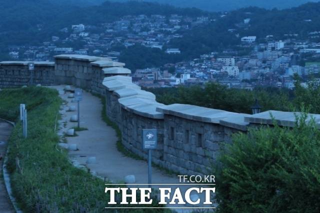 서울 종로구 낙산공원 성곽길은 넷플릭스 '케이팝 데몬 헌터스'에서 루미와 진우가 데이트를 즐긴 장소다. /이상빈 기자