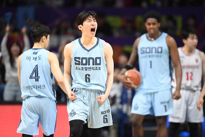 소노 이정현이 5일 정관장과의 프로농구 홈 경기 막판에 승리를 확신하며 포효하고 있다. /KBL