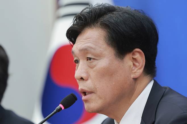 더불어민주당 조승래 사무총장이 5일 국회에서 6.3 지방선거 슬로건과 홍보캠페인을 발표하고 있다. 연합뉴스