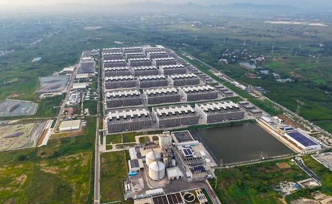 하늘에서 내려다 본 중국 무위안식품의 아파트형 양돈장. 중국 허난성 난양시 네이샹현에 자리잡고 있는 이 저층 아파트형 양돈장은 6층짜리 21개동으로 이뤄져 연간 돼지 210만마리의 돼지를 사육하고 있다. ⓒ 중국 신화통신 홈페이지 캡처