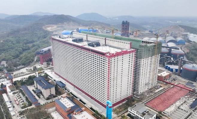 중국 후베이성 어저우시에 지어진 무위안식품의 26층짜리 고층 아파트형 양돈장. 2개 동으로 지어진 양돈장에서는 연간 돼지 120만마리를 사육한다. ⓒ 중국 신화/홍콩 사우스차이나모닝포스트(SCMP) 홈페이지 캡처