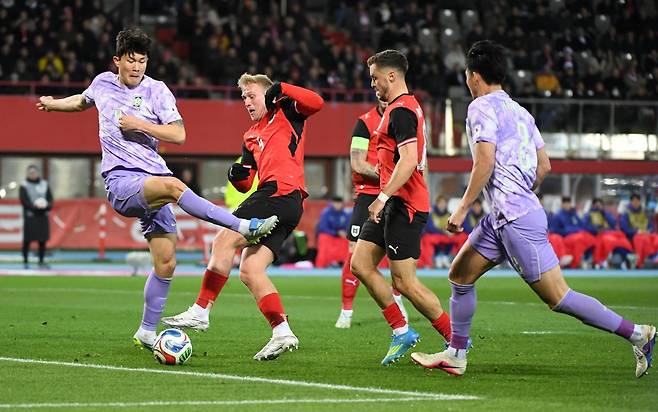 한국의 김민재(왼쪽)가 1일 오스트리아 빈에서 열린 오스트리아와의 평가전에서 수비하고 있다. 한국이 0-1로 졌다. 빈=신화 뉴시스