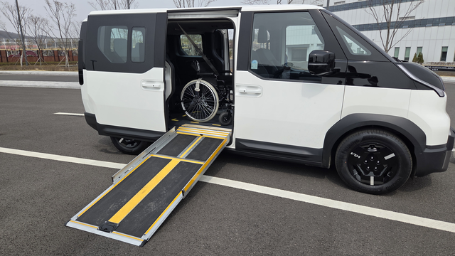 기아 PV5 웨이브 모델에 수동식 인플로어 2단 슬로프가 펼쳐져 있고, 휠체어가 탑승해 있다. 장우진 기자