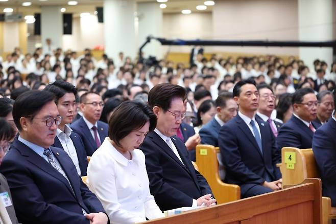 이재명 대통령과 김혜경 여사가 5일 서울 여의도 순복음교회에서 열린 부활절 연합예배에 참석한 모습. 뉴스1