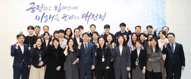 임광현(앞줄 왼쪽에서 다섯 번째) 국세청장이 지난달 23일 대전지방국세청을 방문해 국세체납관리단 실태확인원들과 기념촬영을 찍고 있다. 국세청 제공